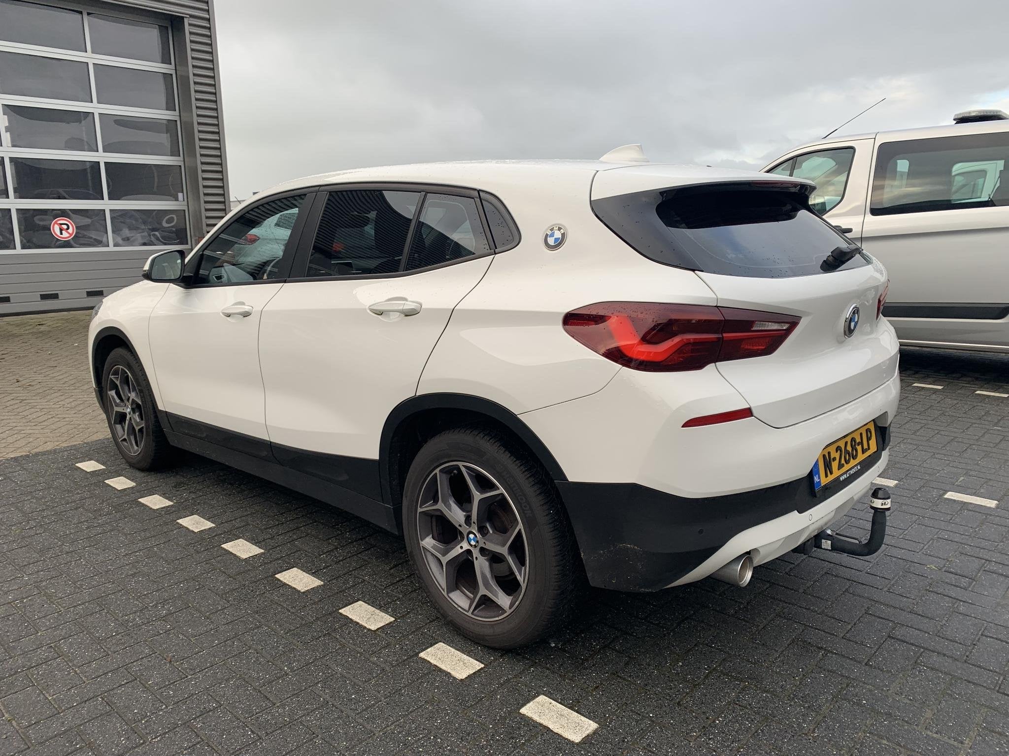 BMW X2 sDrive18i High Executive | Trekhaak | Stoelverwarming, Voorwielaandrijving, Gebruikt, Euro 6, Wit