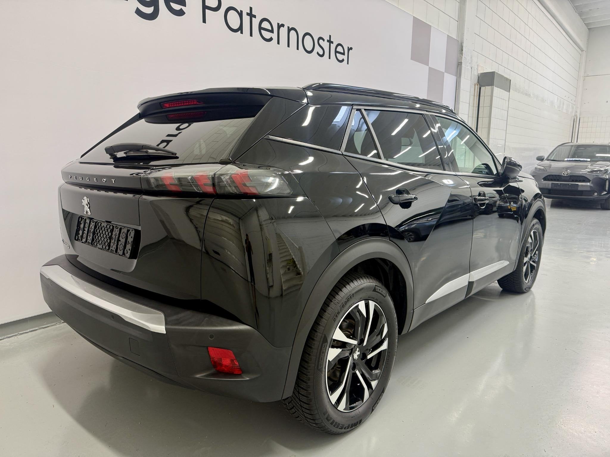 Peugeot e-2008 EV Allure 50 kWh Carplay / PDC / Camera / Bov, Auto's, Peugeot, 12 maanden, 136 pk, Gebruikt, Zwart