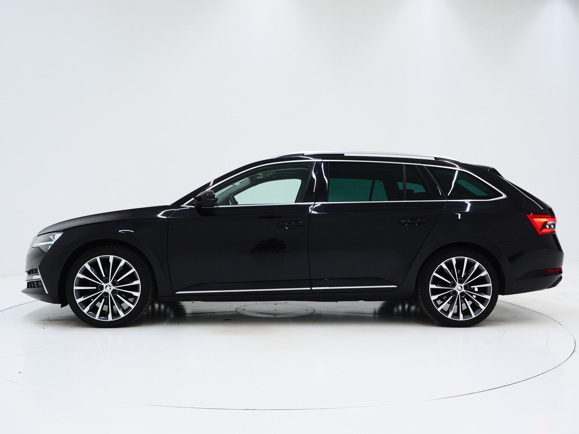 Skoda Superb Combi 1.4 TSI iV Laurin & Klement | Panoramadak, Gebruikt, Zwart, 4 cilinders, Zwart