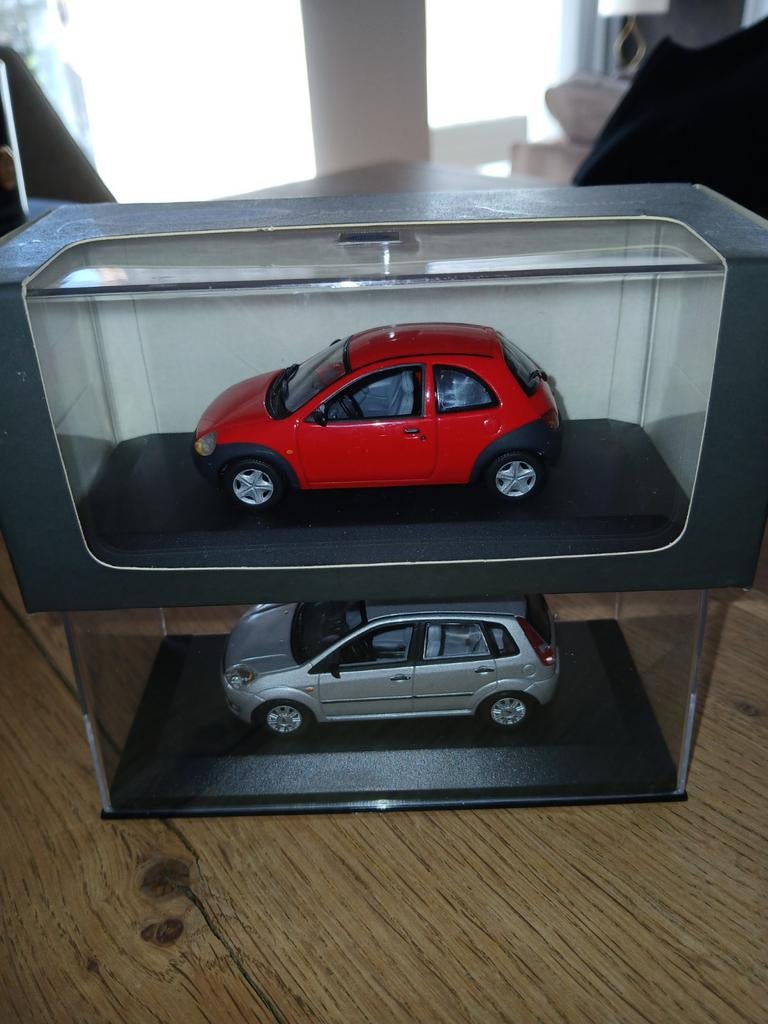 Ford modelauto's: Ka (rood) en Fiesta (zilver), Ophalen of Verzenden, Zo goed als nieuw, Auto, Overige merken