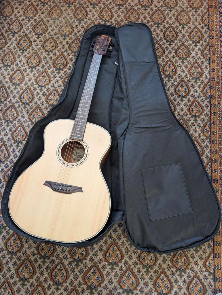 Bromo akoestische gitaar met o.a. gigbag, Capo, Stemapparaat, Ophalen, Zo goed als nieuw, Western- of Steelstringgitaar