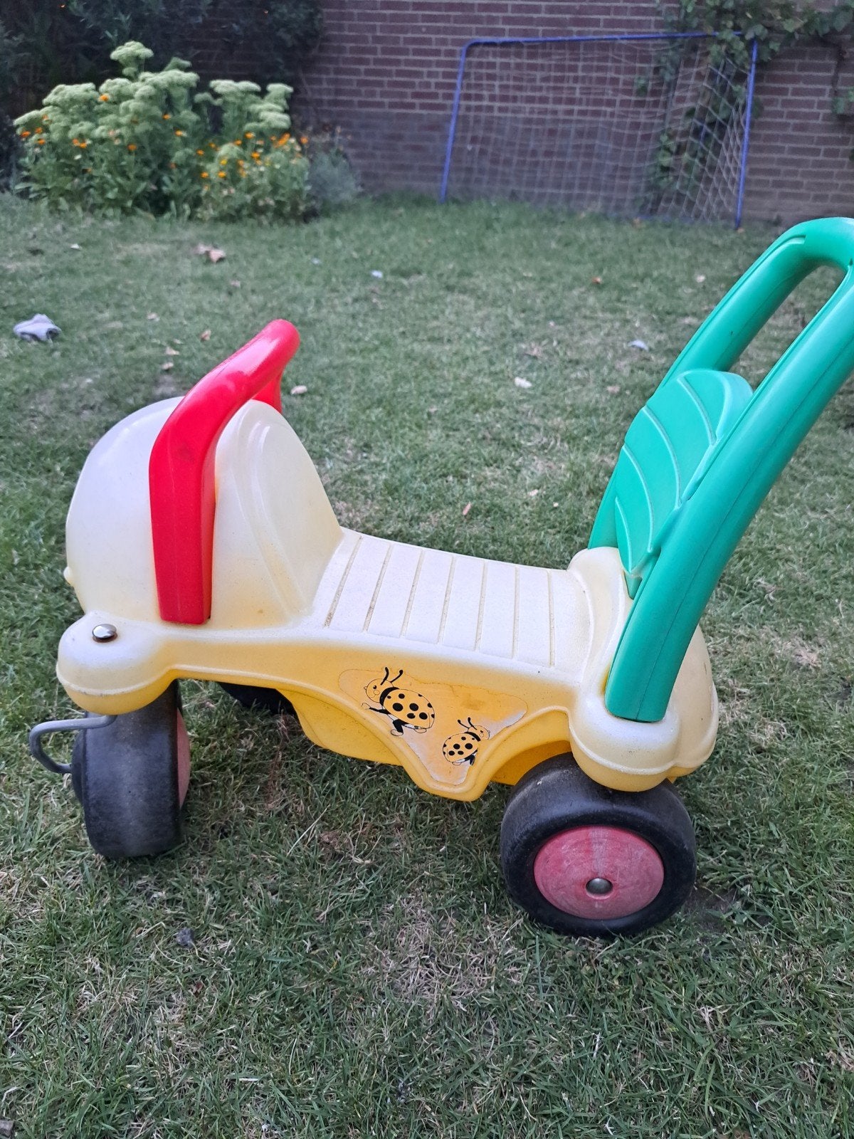 Loopauto voor kinderen - Geel met rood en groen, Ophalen, Gebruikt, Loopvoertuig