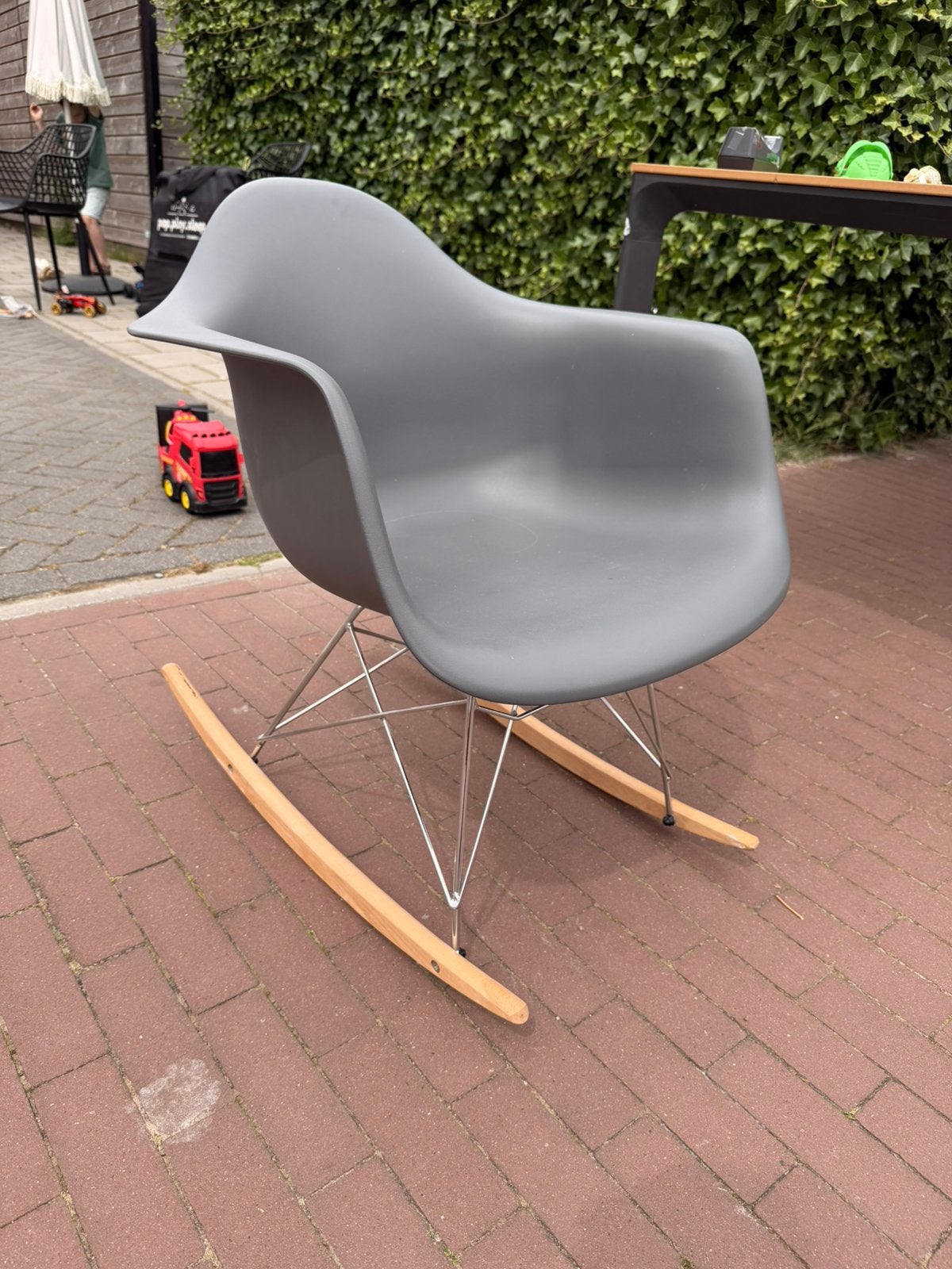 Mooie grijze schommel kuipstoel, Ophalen, Kunststof, 75 tot 100 cm, Zo goed als nieuw