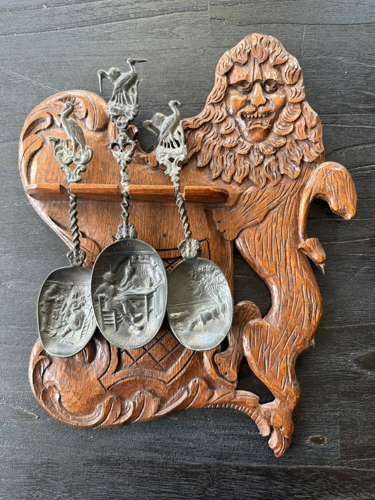 Antiek houten leeuwenbord met tinnen lepels, Ophalen of Verzenden