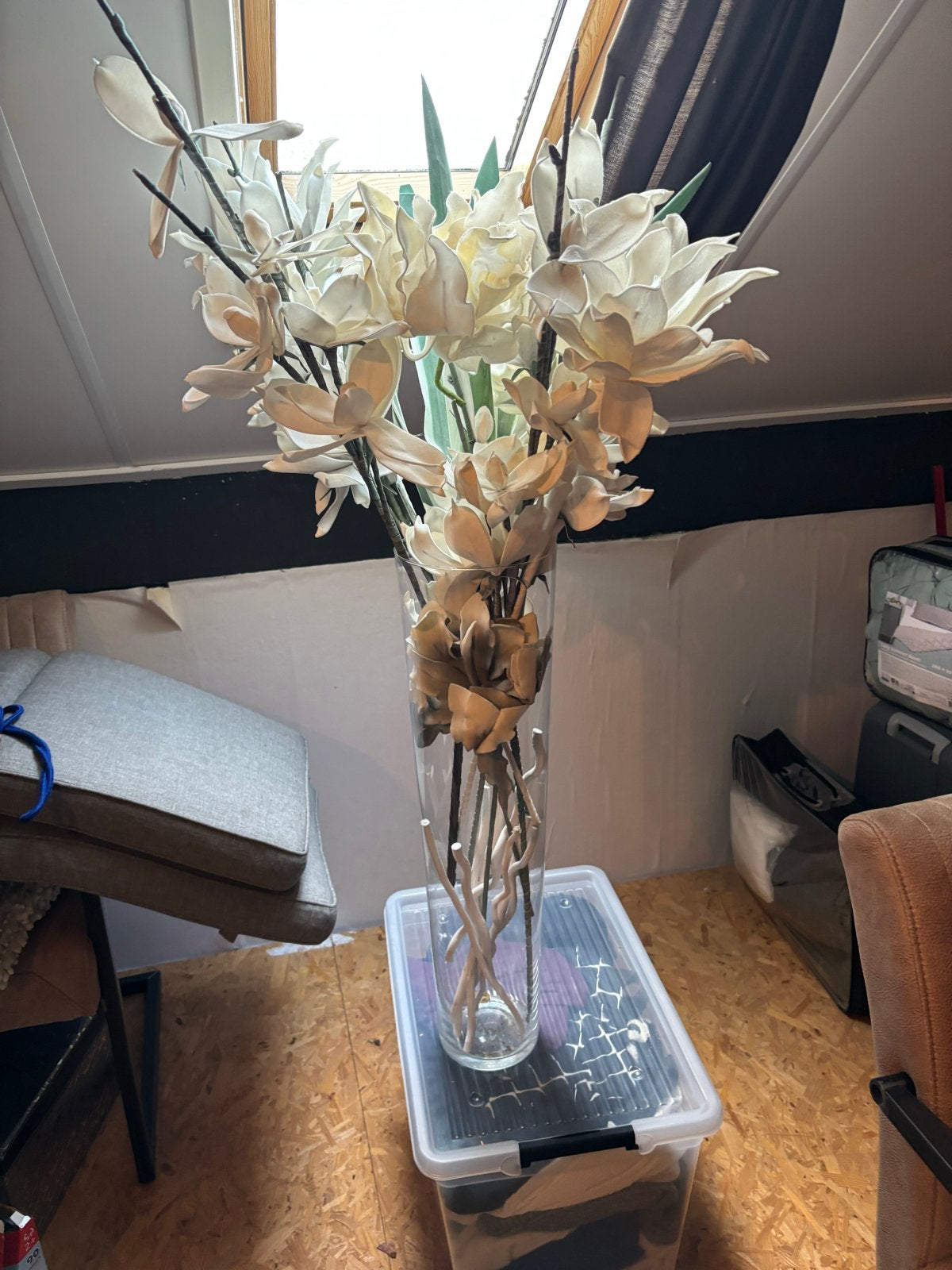Hoge vaas met kunstbloemen - Decoratief en onderhoudsvrij, Gebruikt, Wit, Inclusief decoratie, Ophalen of Verzenden