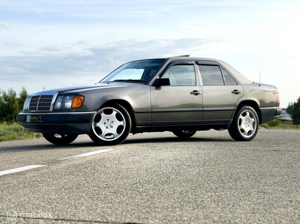 Mercedes-Benz 300E 3.0*Airco*1986*Leer*, Gebruikt, Overige carrosserieën, Bedrijf, Handgeschakeld