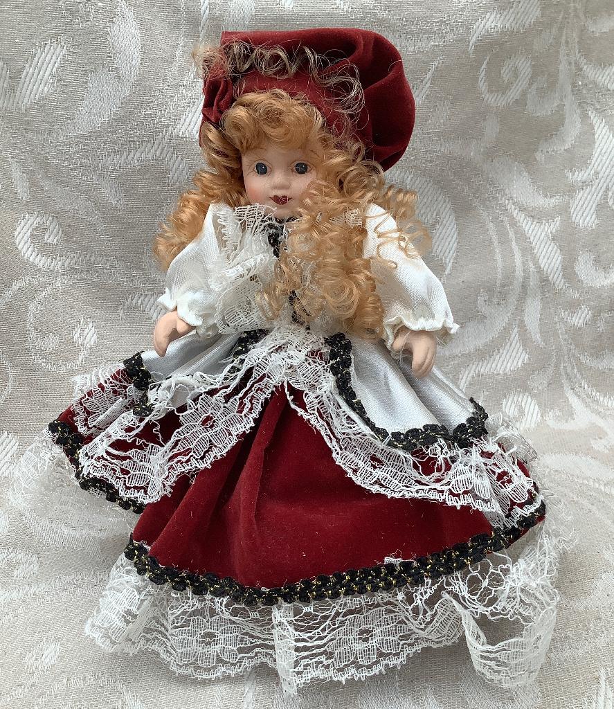 Vintage Popje met bijzonder mooie kleding, Ophalen of Verzenden, Zo goed als nieuw, X, Pop