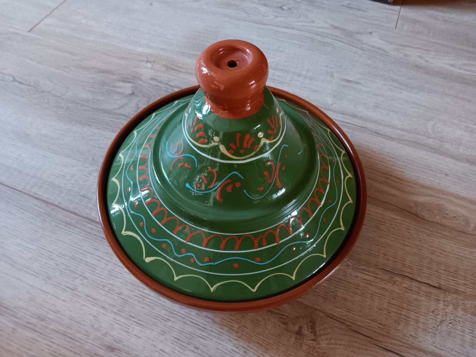 Mooie tajine - Groen met terracotta, Huis en Inrichting, Met deksel, Tajine, Ophalen of Verzenden, Zo goed als nieuw
