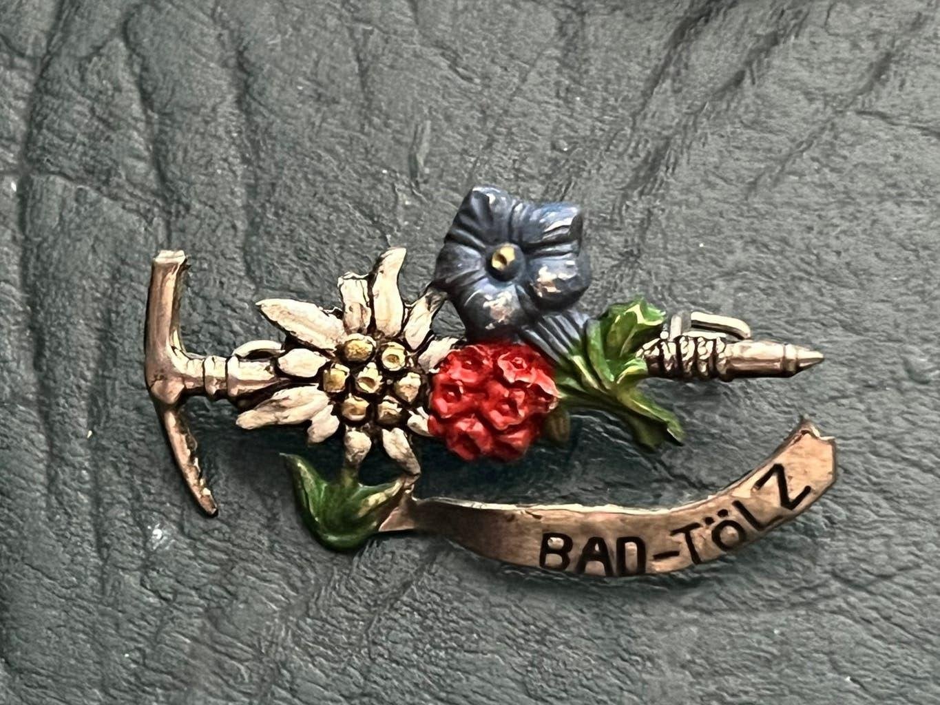 BROCHE BAD TÖLZ BEIEREN PIKHOUWEEL EDELWEISS ALPENROOS (A6), Ophalen of Verzenden, Gebruikt, Overige onderwerpen