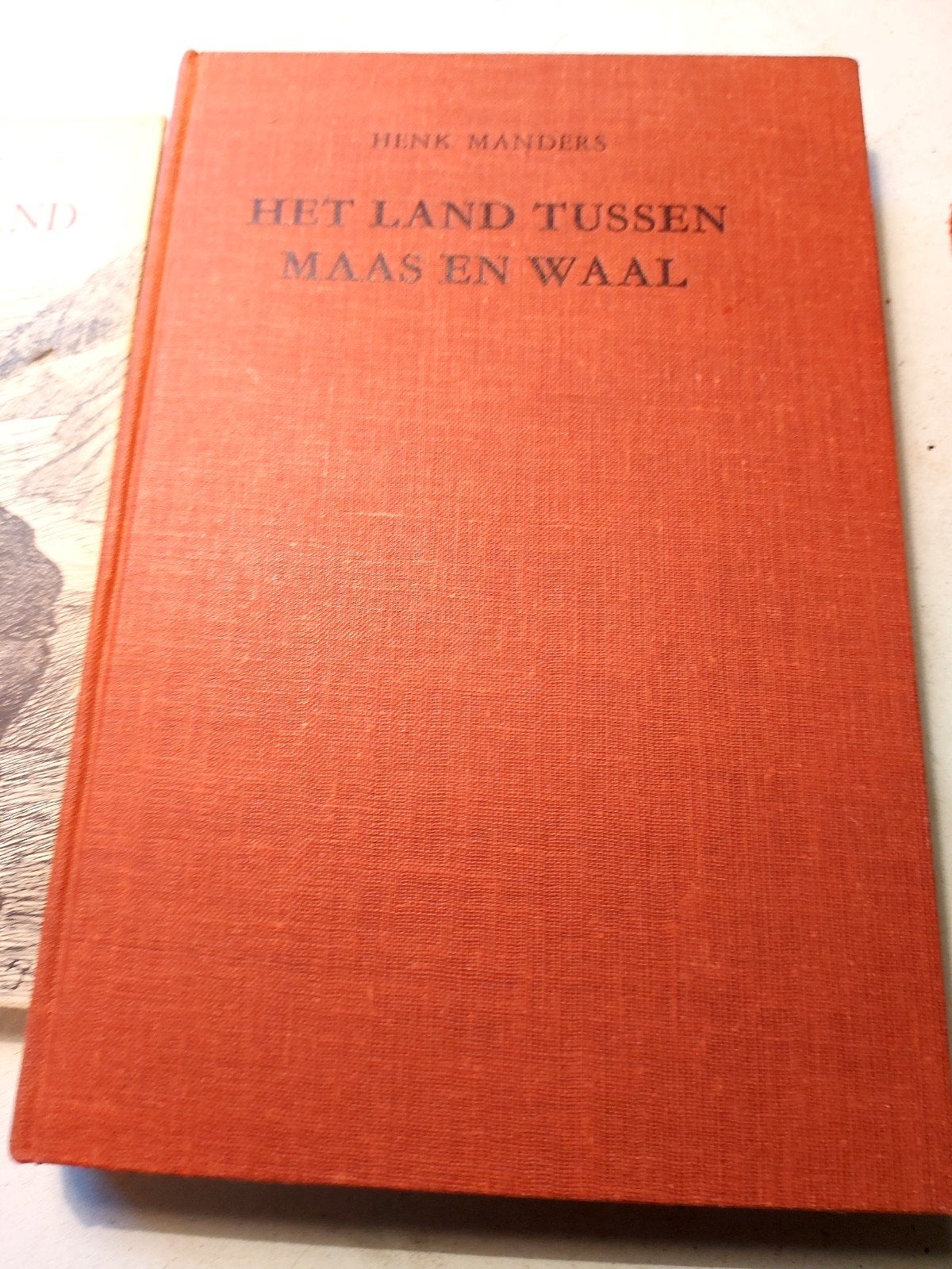 Boek het land tussen Maas en Waal, Henk Manders, Ophalen of Verzenden