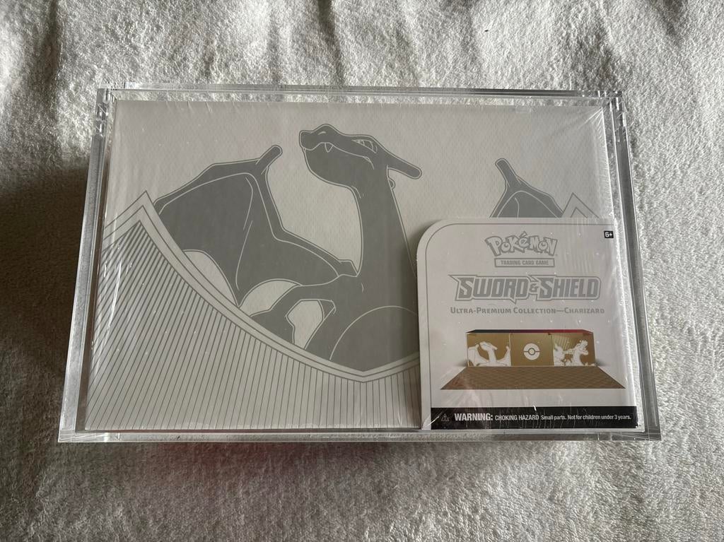 Charizard ultra premium collection box, Ophalen of Verzenden, Zo goed als nieuw