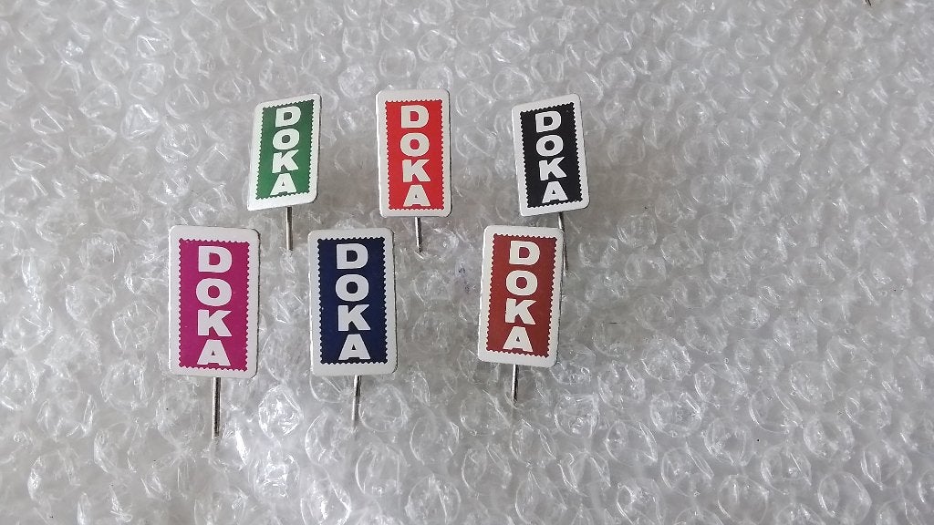 6 verschillende kleuren speldjes van doka coöperatie, Verzamelen, Ophalen of Verzenden, Zo goed als nieuw, Overige onderwerpen
