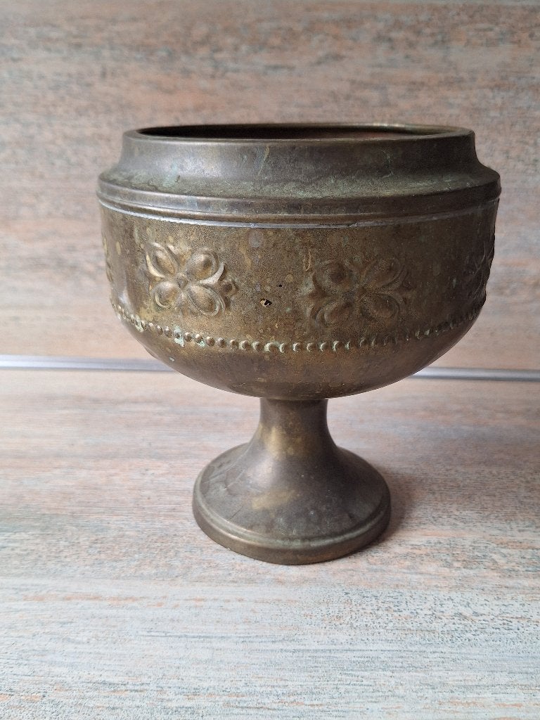 Decoratieve Koperen Bloempot op Voet met Bloemenpatroon, Antiek en Kunst, Ophalen, Koper
