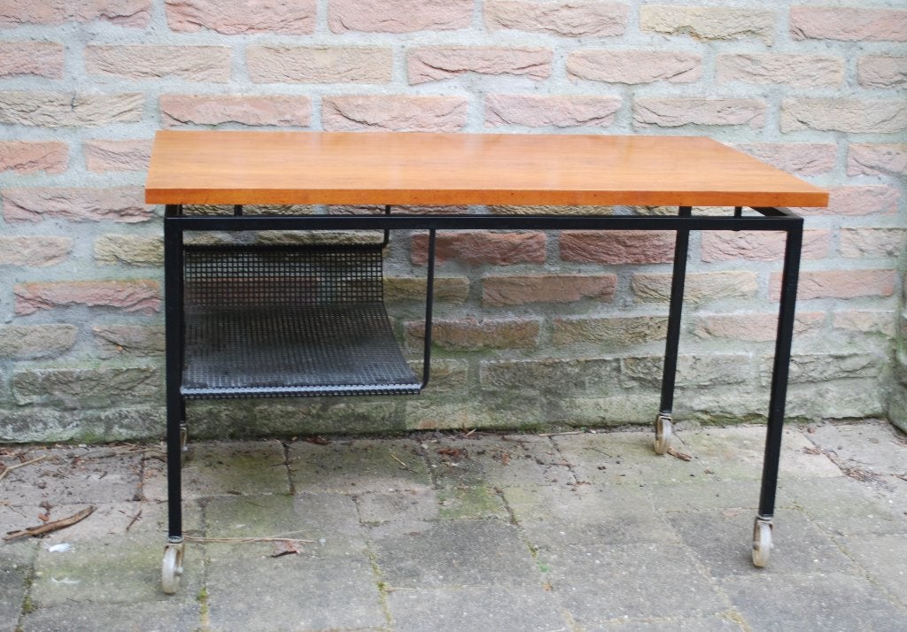 Lectuurtafeltje met metalen rek op wielen, Huis en Inrichting, Woonaccessoires | Krantenbakken en Lectuurbakken, Ophalen, Gebruikt