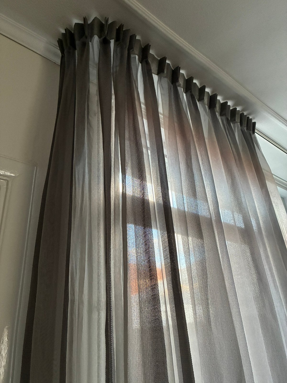 2 sets grijze vitrage (4 gordijnen) - 249 hoog, Vitrage, 249 cm, Gebruikt, Met haken