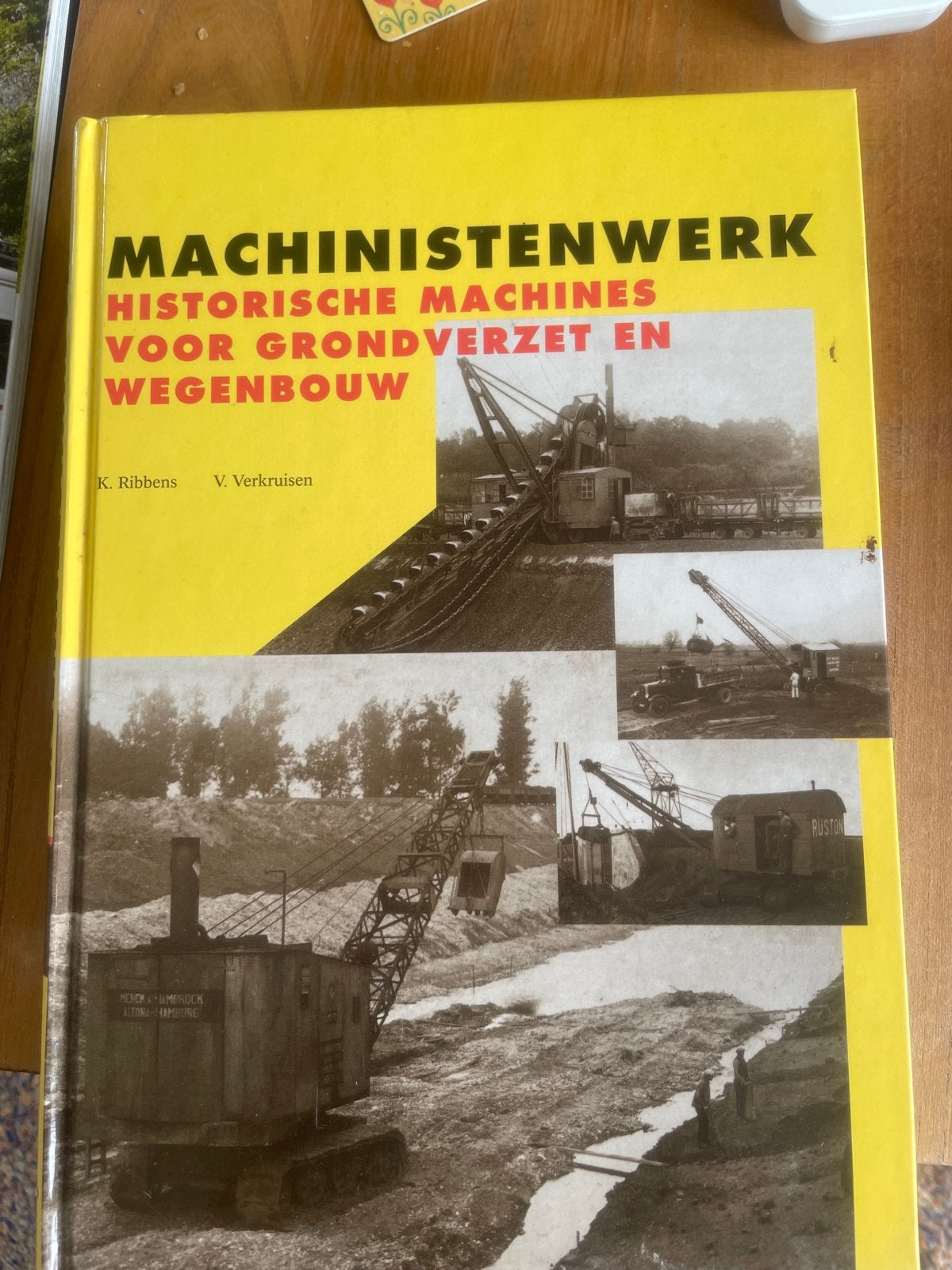 Het Zwarte Corps : Historische Machine Grondverzet Wegenbouw, Ophalen of Verzenden, Nieuw, Overige onderwerpen