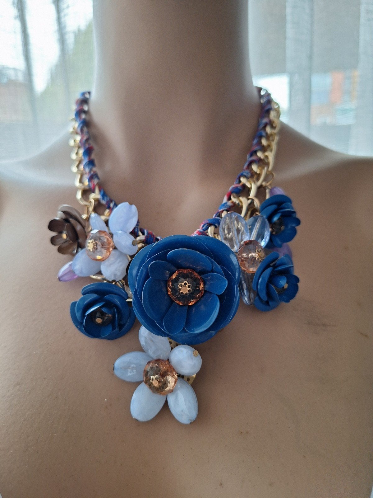 Opvallende bloemenketting met blauwe en bruine tinten, Met kristal, Kunststof, Blauw, Ophalen of Verzenden