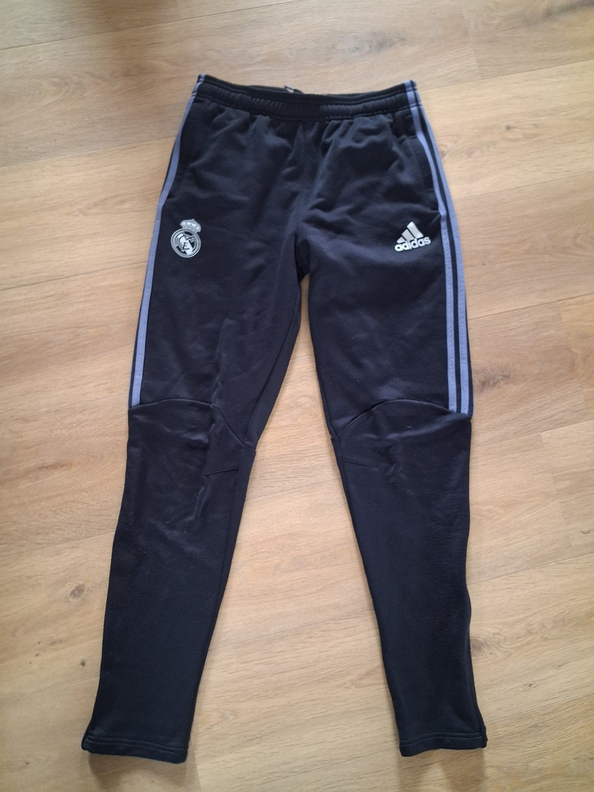 Adidas Real Madrid Trainingsbroek Jongens Zwart Maat XL, Kinderen en Baby's, Broek, Adidas, Ophalen of Verzenden, Zo goed als nieuw