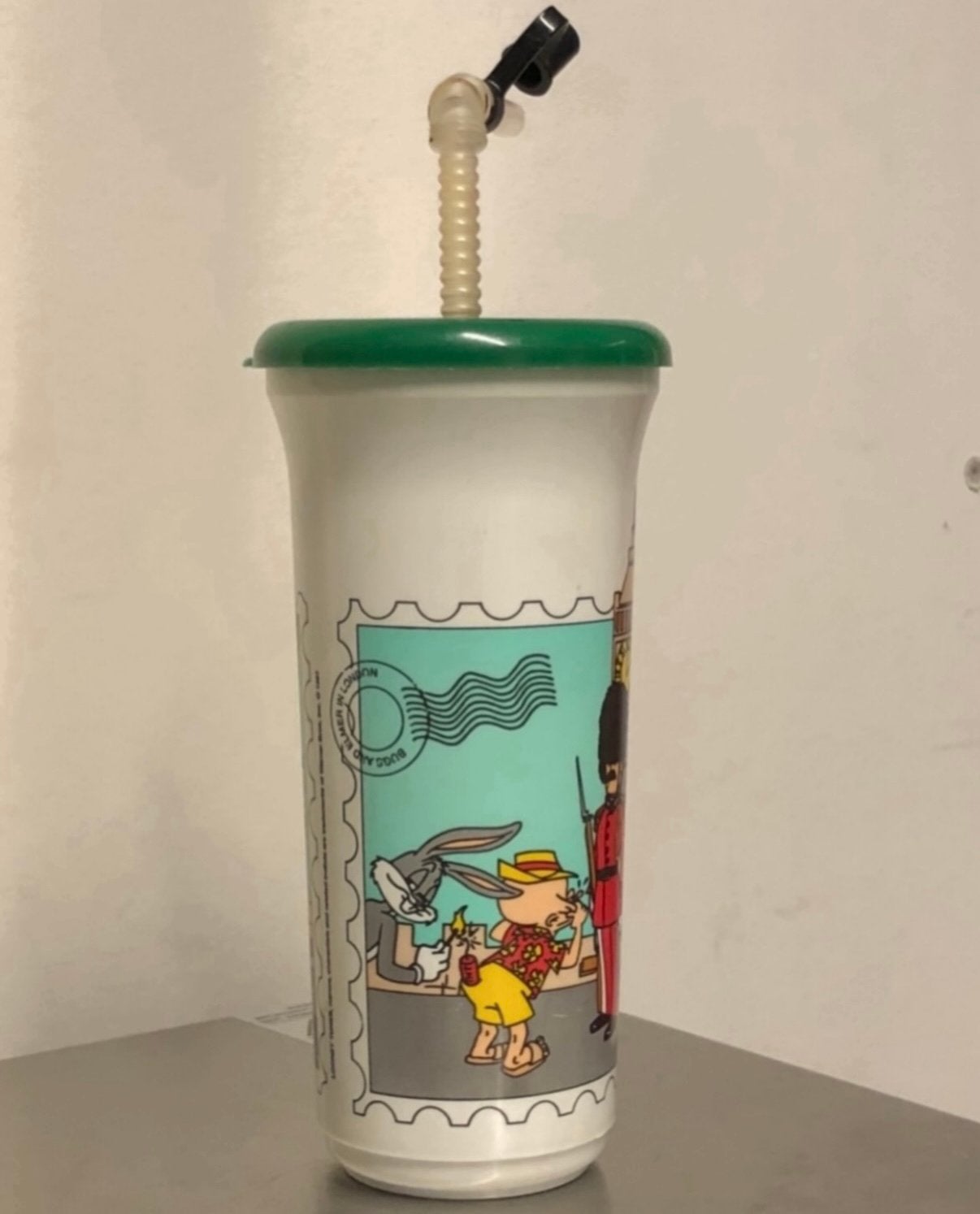 BUGS AND ELMER IN LONDON PLASTIC BEKER, Ophalen of Verzenden, Looney Tunes, Zo goed als nieuw, Gebruiksvoorwerp