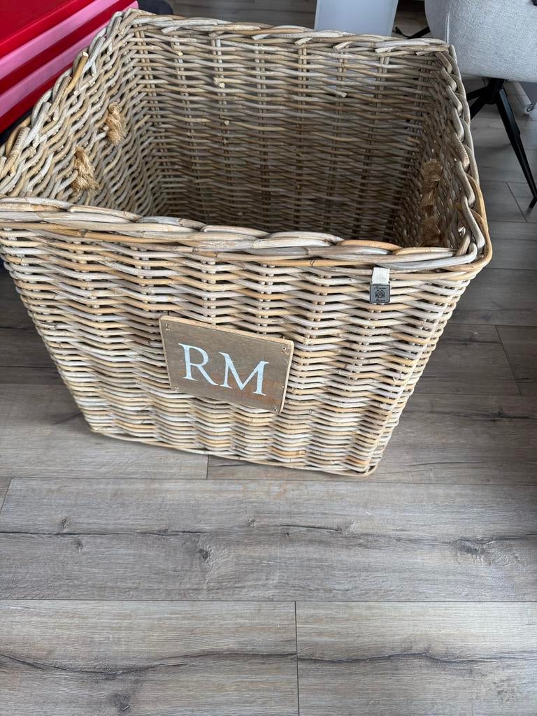 Riviera Maison Mand - Stijlvolle Opberger, Huis en Inrichting, Woonaccessoires | Schalen en Manden, Ophalen, Gebruikt, Mand, Riet