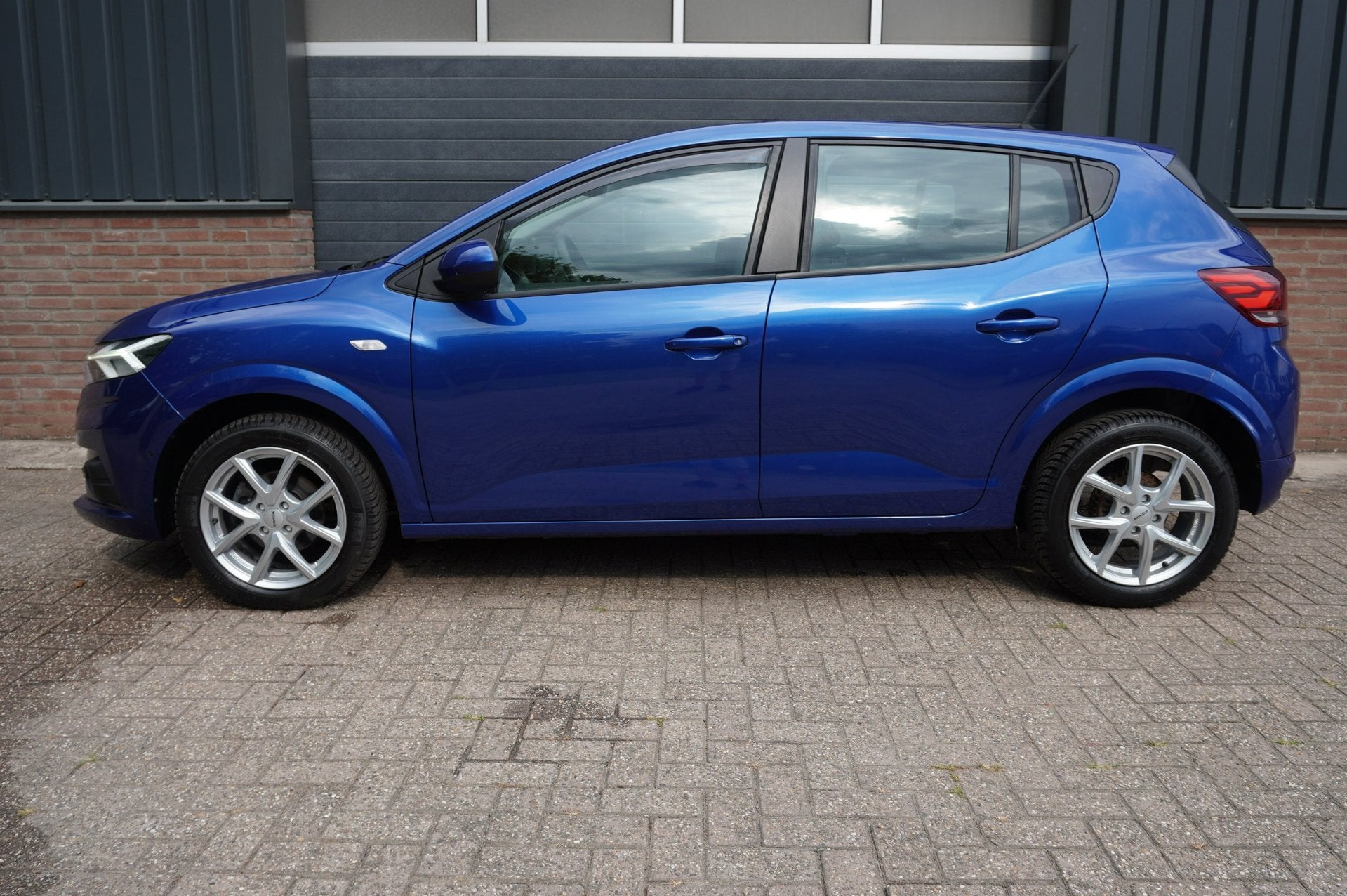 Dacia Sandero 1.0 TCe 90PK Essential 12mnd garantie / Naviga, Auto's, Voorwielaandrijving, Stof, Blauw, Bedrijf