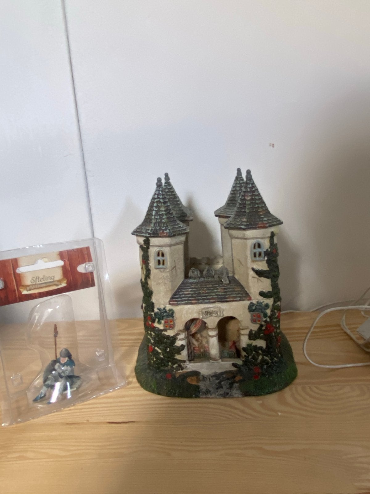 Efteling Kasteel Doornroosje Luville met Wachter, Ophalen of Verzenden, Zo goed als nieuw, Beeldje of Poppetje