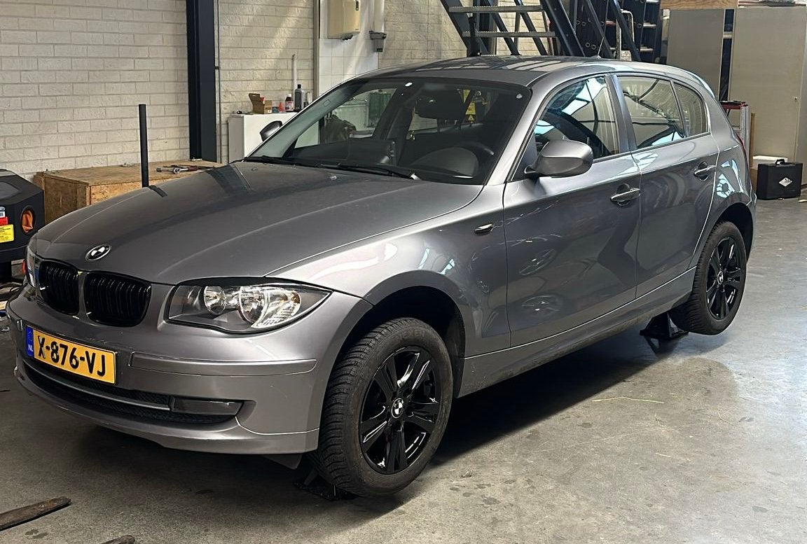 BMW 1-Serie 2.0 118I 5DR 2010 Grijs, 1-Serie, 1995 cc, Zwart, 1200 kg