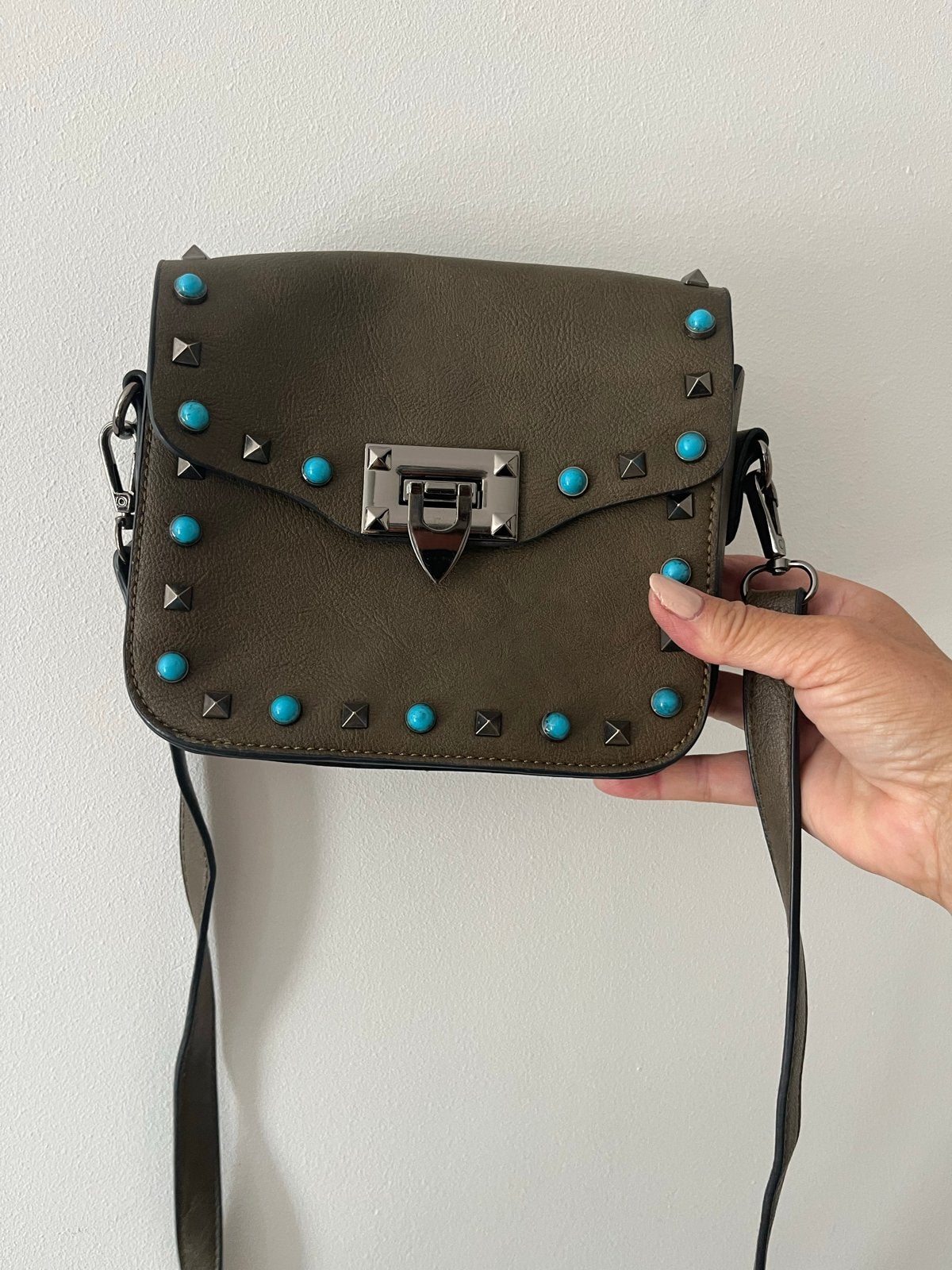 Schoudertasje met studs en turquoise details, Ophalen of Verzenden, Zo goed als nieuw, Groen, Schoudertasje