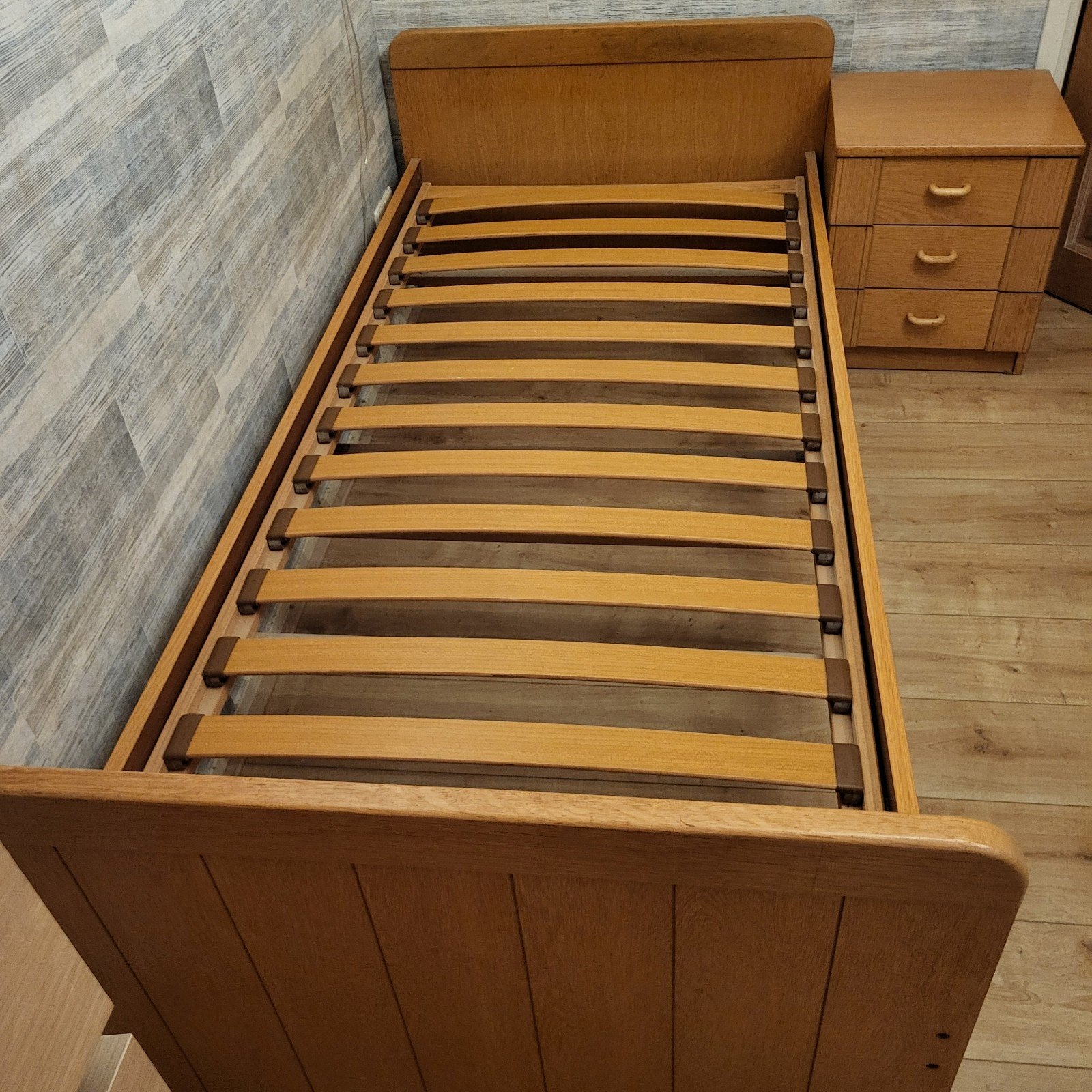 Eenpersoonsbed met nachtkastje, Ophalen, Gebruikt, 90 cm, Eenpersoons