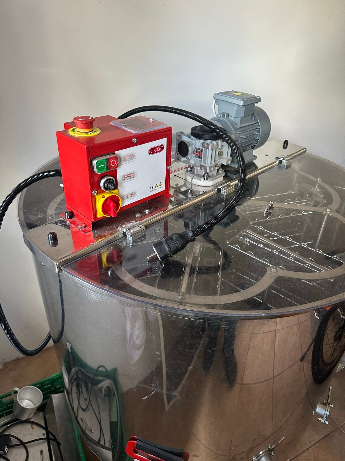Civan Honingslinger 12 Raam/550L met Motor, Ophalen of Verzenden
