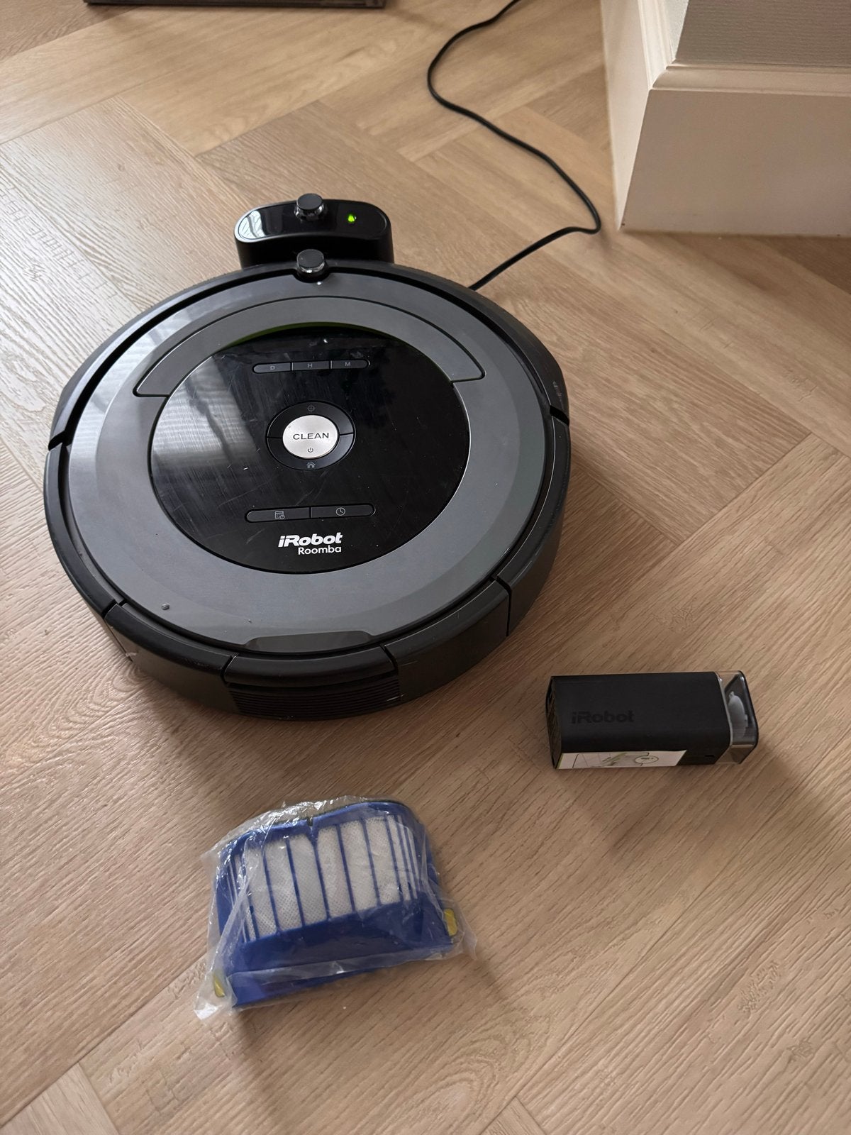 iRobot Roomba 681 Robotstofzuiger met virtuele muur, Witgoed en Apparatuur, Stofzuigers, Inclusief accessoires, Gebruikt, IRobot