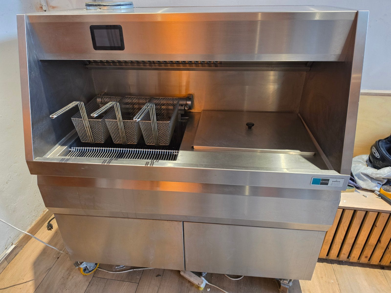 Grote horeca friteuse met ingebouwde afzuigingkap, Ophalen, Gebruikt, Fornuis, Frituur en Grillen