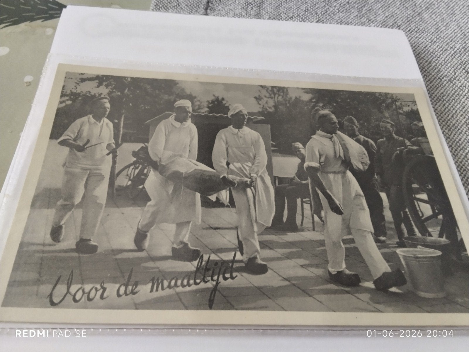 Vintage foto 'Voor de maaltijd' - Slagers aan het werk, Ophalen of Verzenden, Voor 1940, Gebruikt