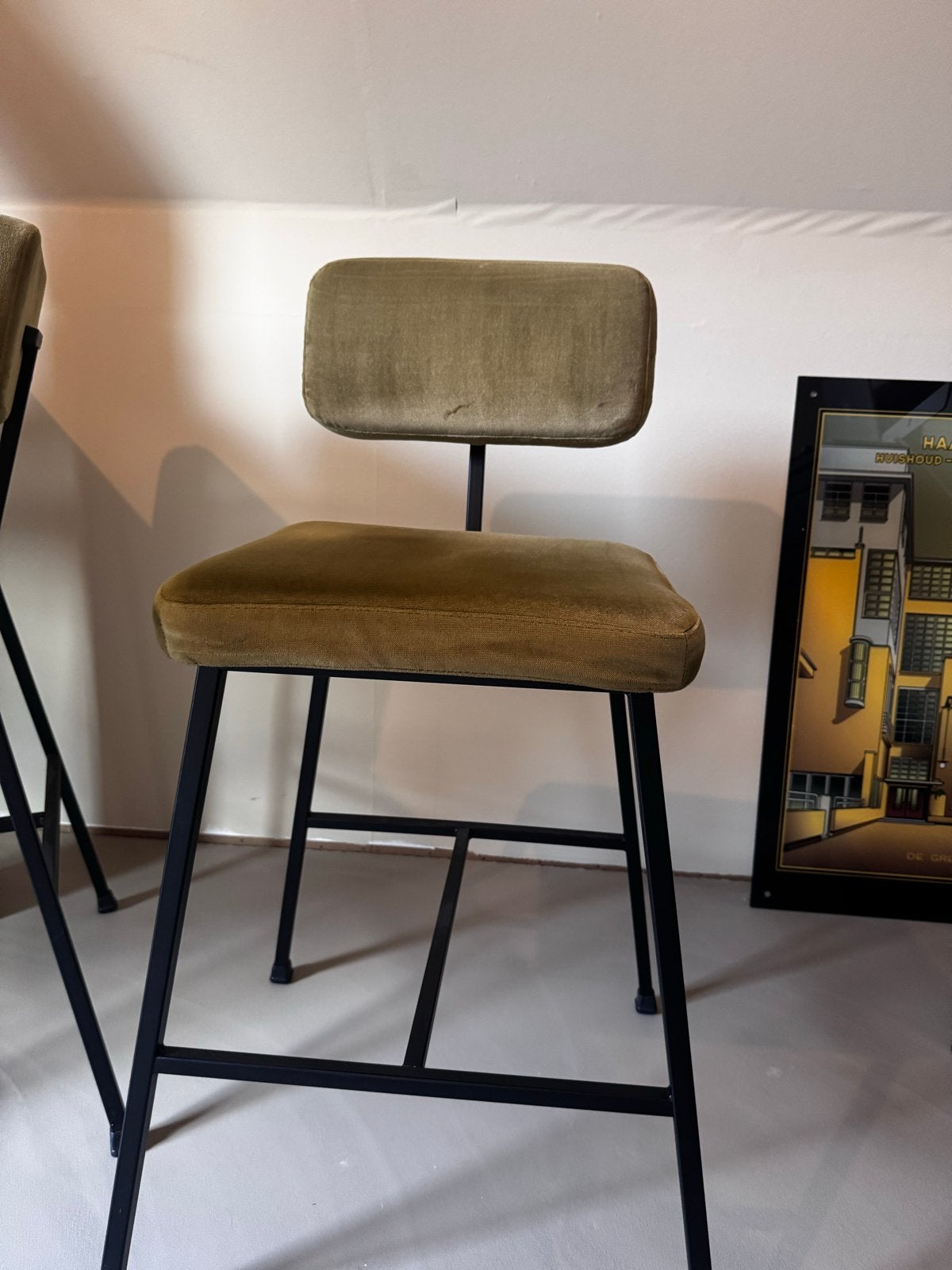 Studio Henk barkrukken - Olijfgroen fluweel, Ophalen, Met voetsteun, Zo goed als nieuw, 90 cm of meer