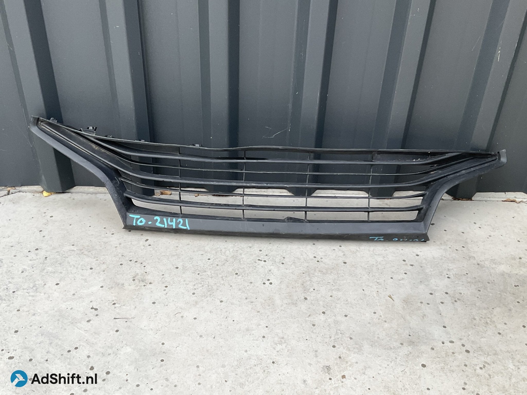 Bumper Grill Toyota Yaris XP210 53112K0010 Voorbumper onderg