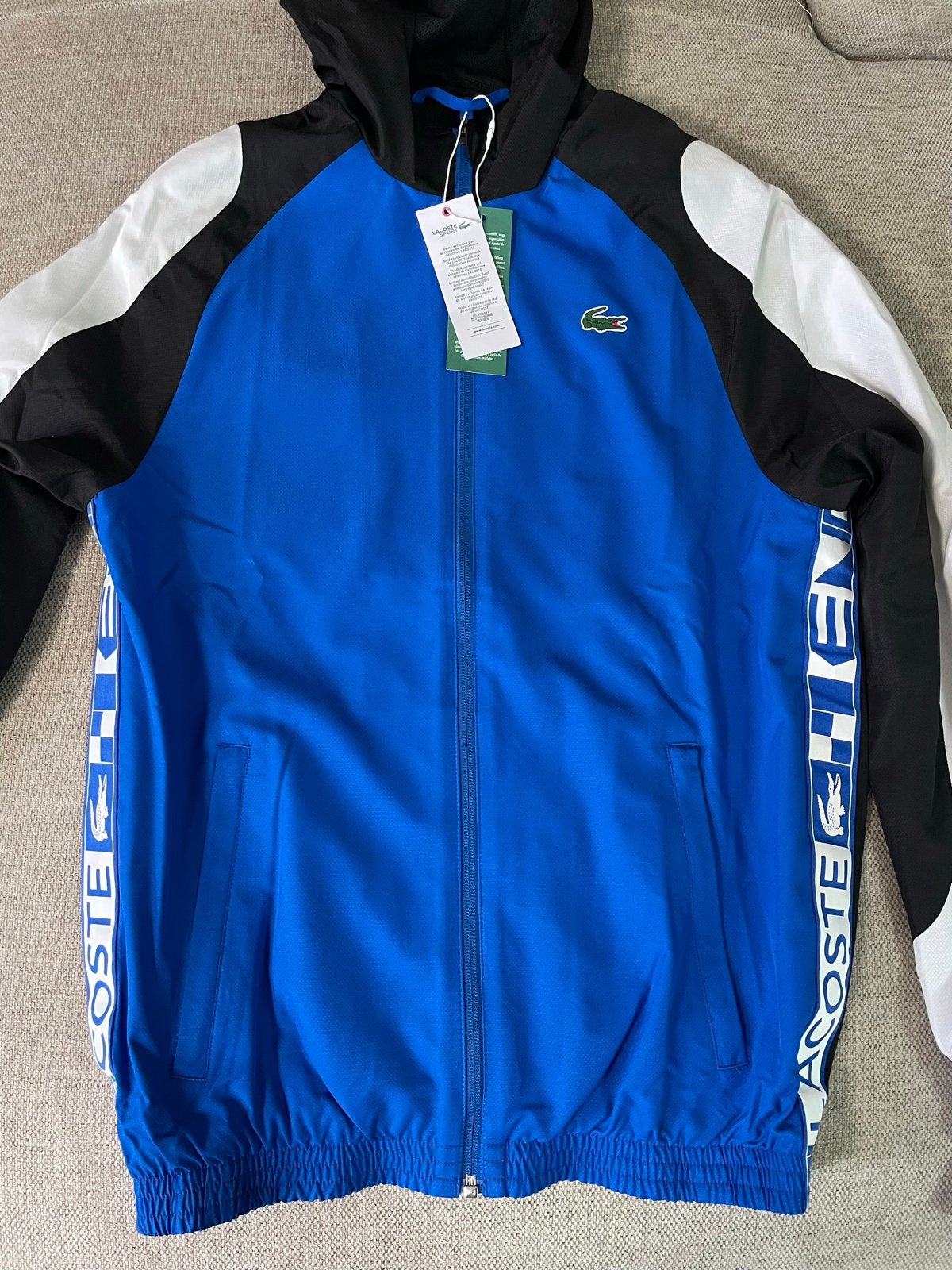 Lacoste Sport Jas XS (FR 44) - Nieuw met kaartje, Ophalen of Verzenden, Nieuw, Maat 46 (S) of kleiner, Blauw