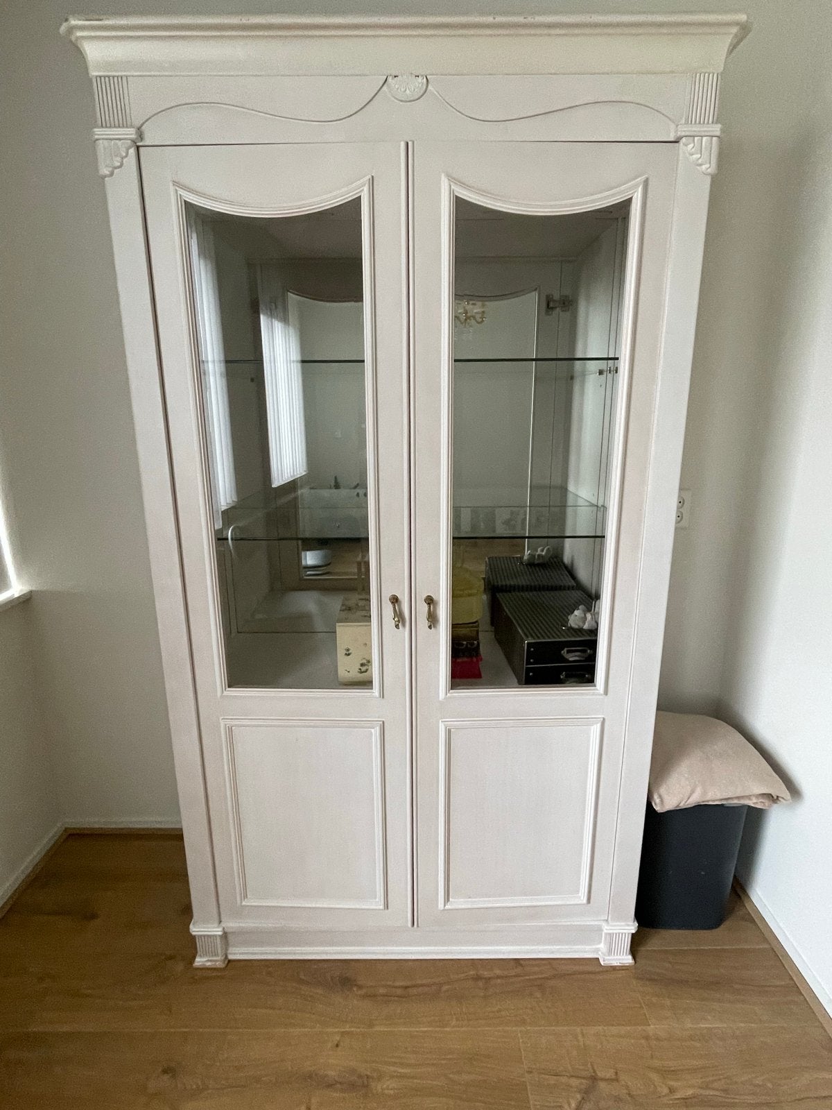 Elegante Vitrinekast met Glazen Planken - Crème Wit, Ophalen, Gebruikt, 100 tot 150 cm, 200 cm of meer