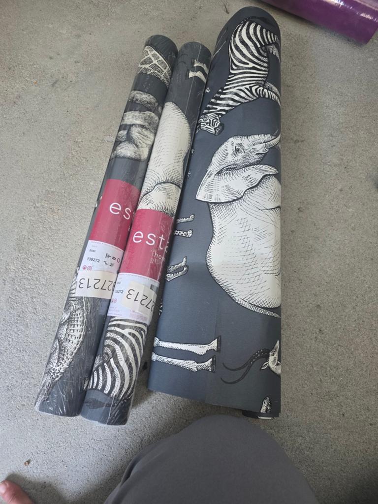 2 nieuwe behangrollen met dierenprint, Huis en Inrichting, Ophalen of Verzenden, Minder dan 10 m², Grijs, Dierenprint, modern, speels