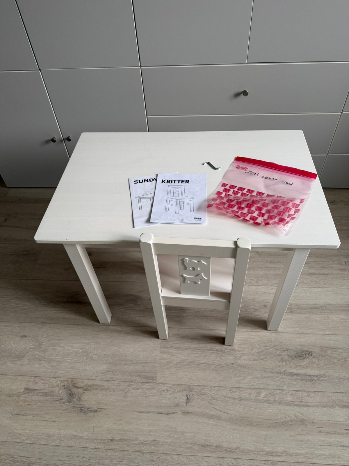 Ikea Sundvik kindertafel en Kritter kinderstoel, Ophalen, Zo goed als nieuw, Tafel(s) en Stoel(en)