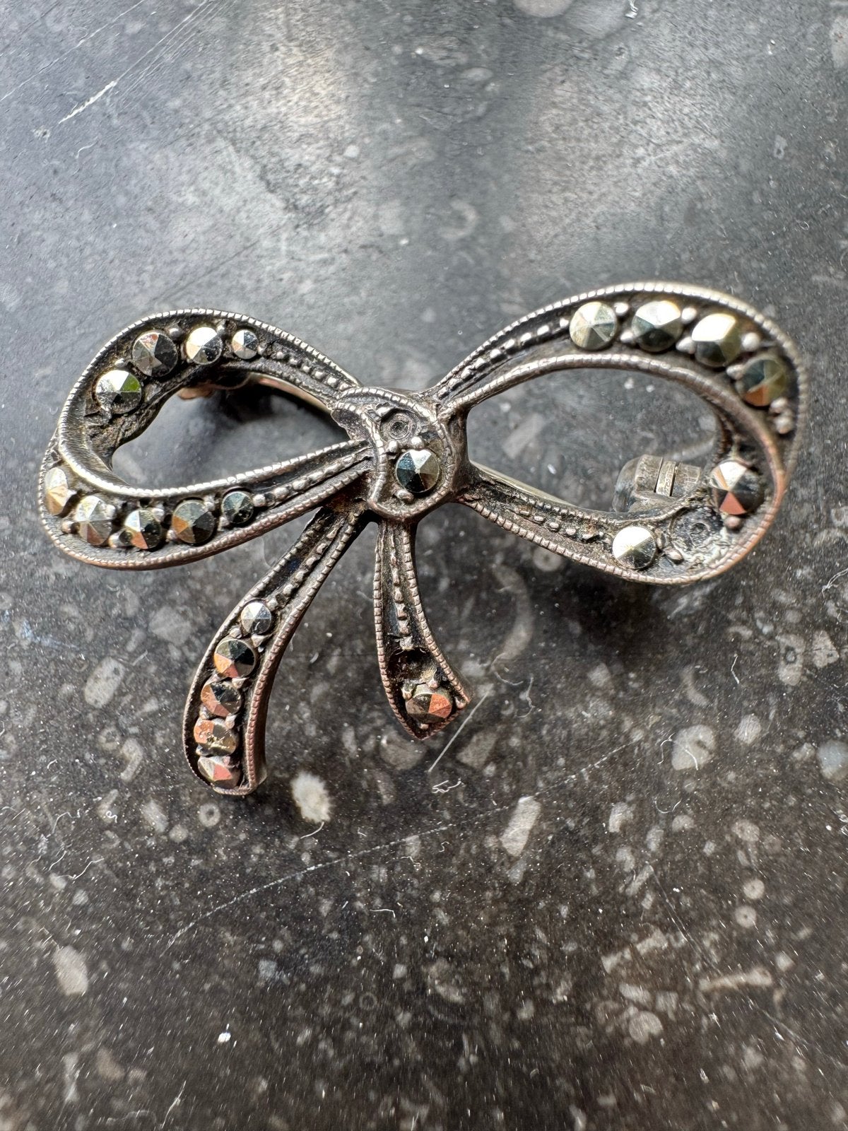 Vintage Zilveren Strik Broche met Markasiet, 4 tot 7 cm, Gebruikt, Ophalen of Verzenden, Zilver