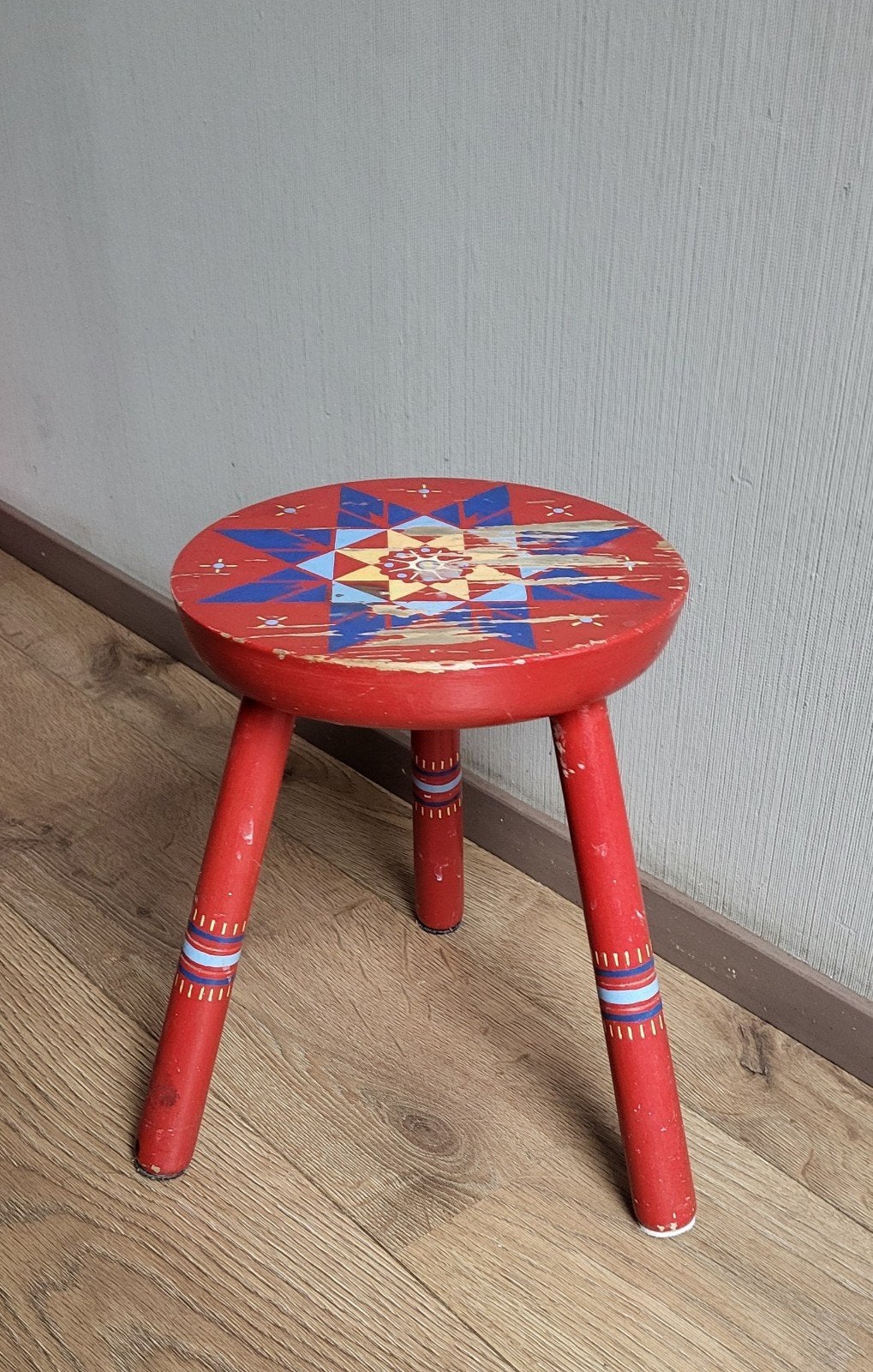 Rood houten met figuren beschilderd krukje - driepoot, Ophalen of Verzenden, Gebruikt, Hout