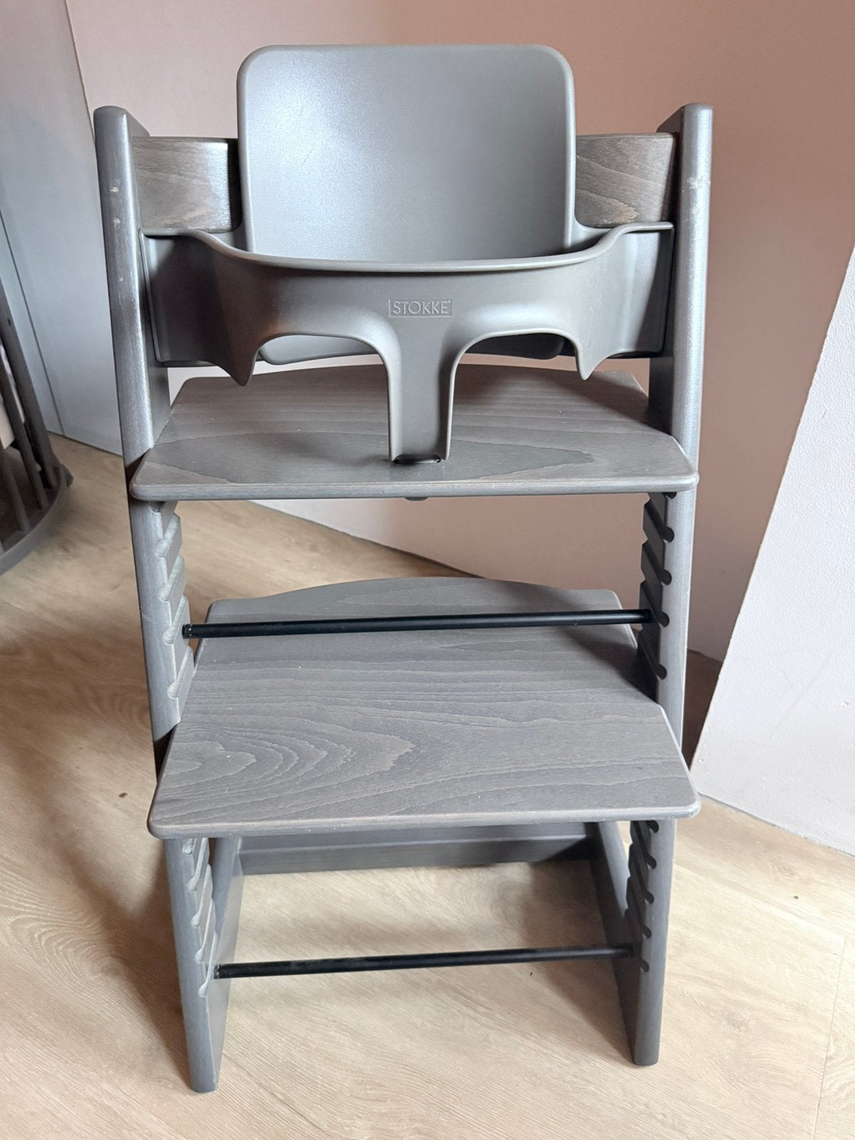 IZGS Stokke Tripp Trapp Hazy Grey & Babyset grijs bruin, Ophalen, Meegroeistoel