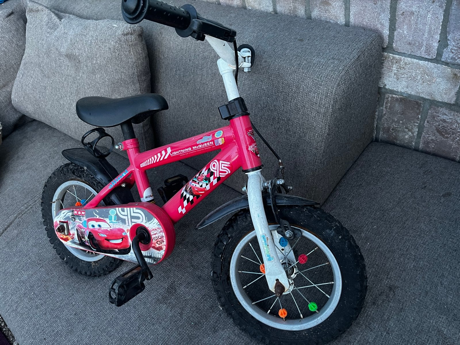 Roze kinderfiets Cars Lightning McQueen 12 inch, Ophalen of Verzenden, Zo goed als nieuw, Terugtraprem, Minder dan 16 inch
