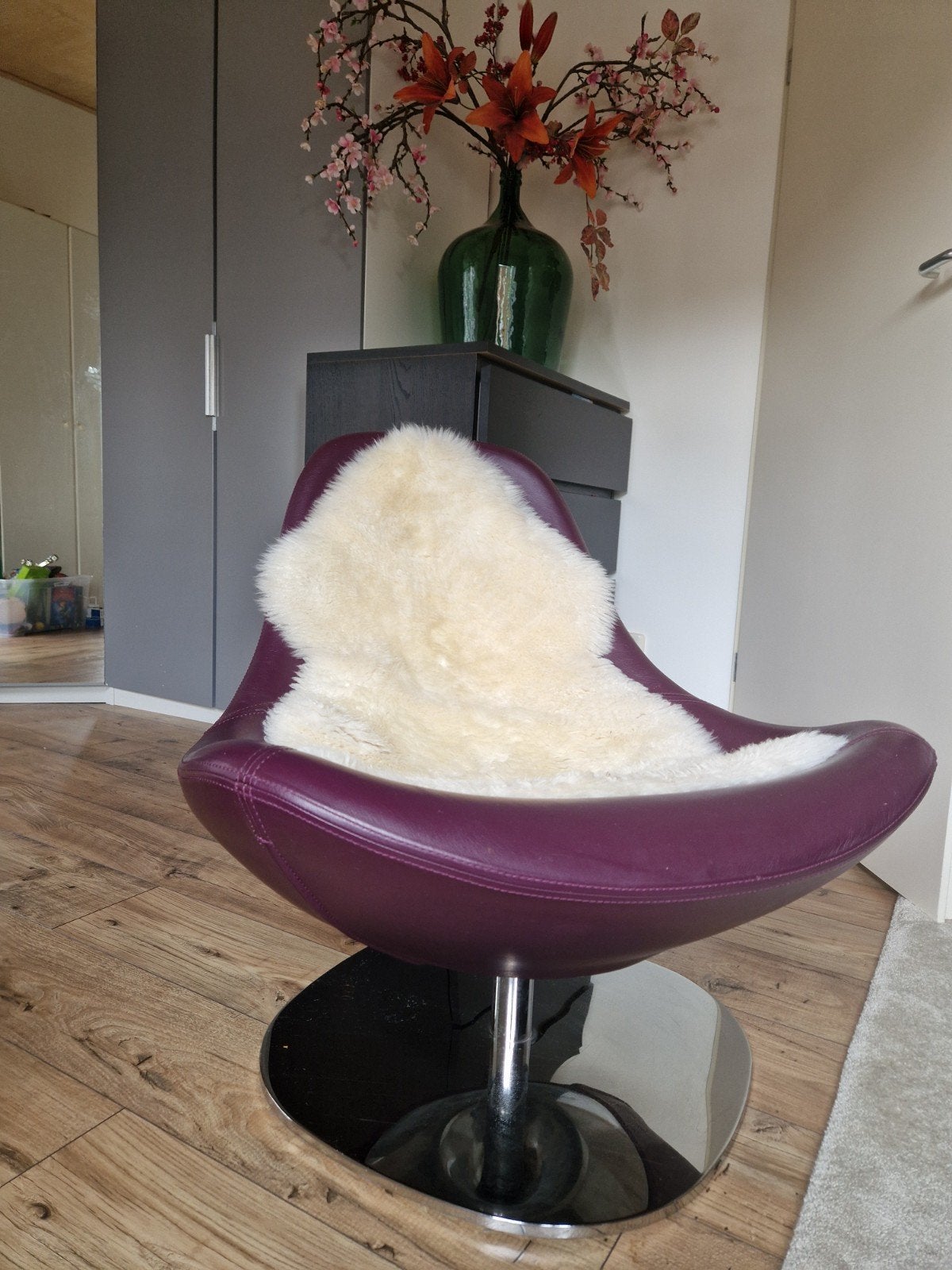 Moderne paarse draaistoel met chromen voet, Ophalen, Gebruikt, Overige kleuren, Leer