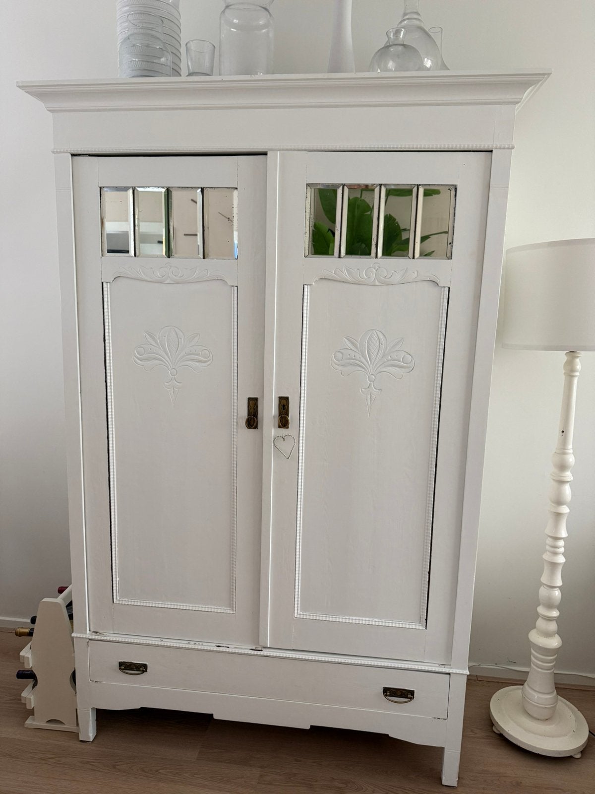 Vintage witte kast met facet geslepen spiegels, Ophalen, Met plank(en), Gebruikt, 100 tot 150 cm