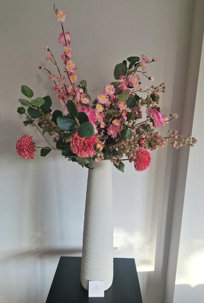 grote vaas met roze kunstbloemen, Huis en Inrichting, Woonaccessoires | Vazen, Nieuw, Overige kleuren, 75 cm of meer, Steen, Ophalen