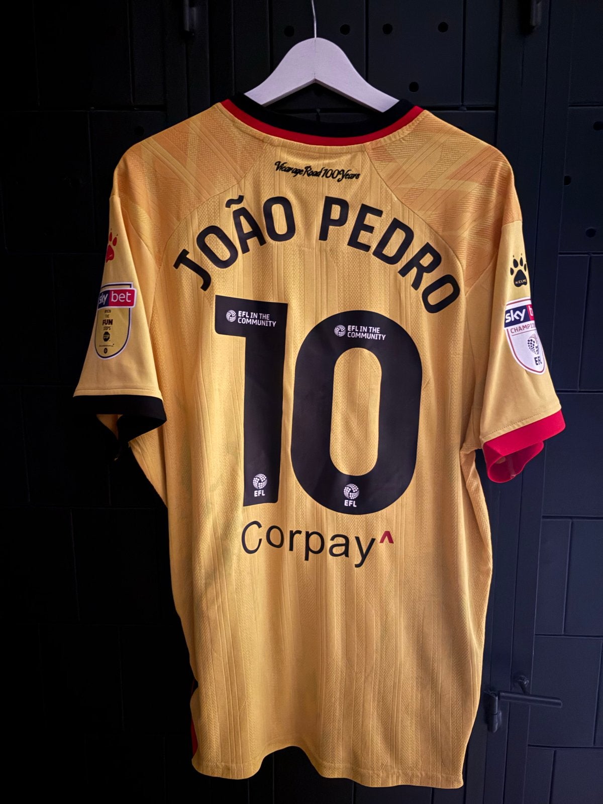 Watford thuisshirt 22/23 - João Pedro #10, Geel, Maat 56/58 (XL), Ophalen of Verzenden, Zo goed als nieuw