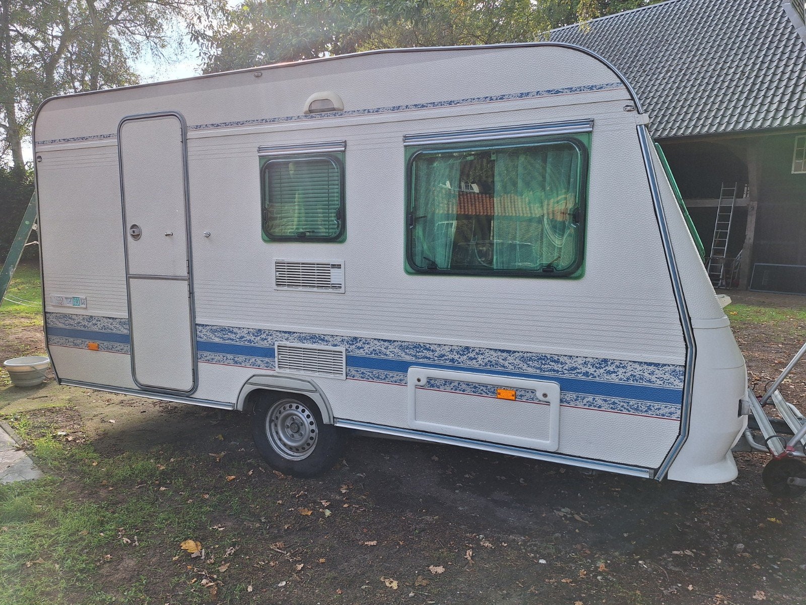 Adria 5003 caravan met stapelbed en fietsenrek, Caravans en Kamperen, Adria, 5 tot 6 meter, Omvormbare zithoek, 1000 - 1250 kg