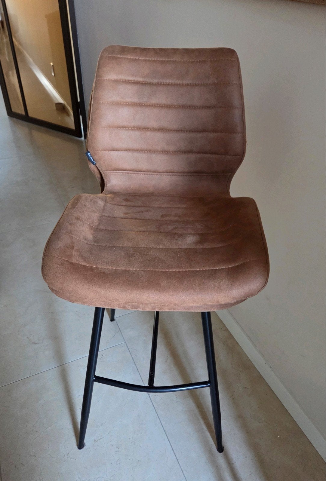 2 barstoelen, cognac kleur, zo goed als nieuw, 2 krukken, Ophalen, Zo goed als nieuw, 60 tot 90 cm