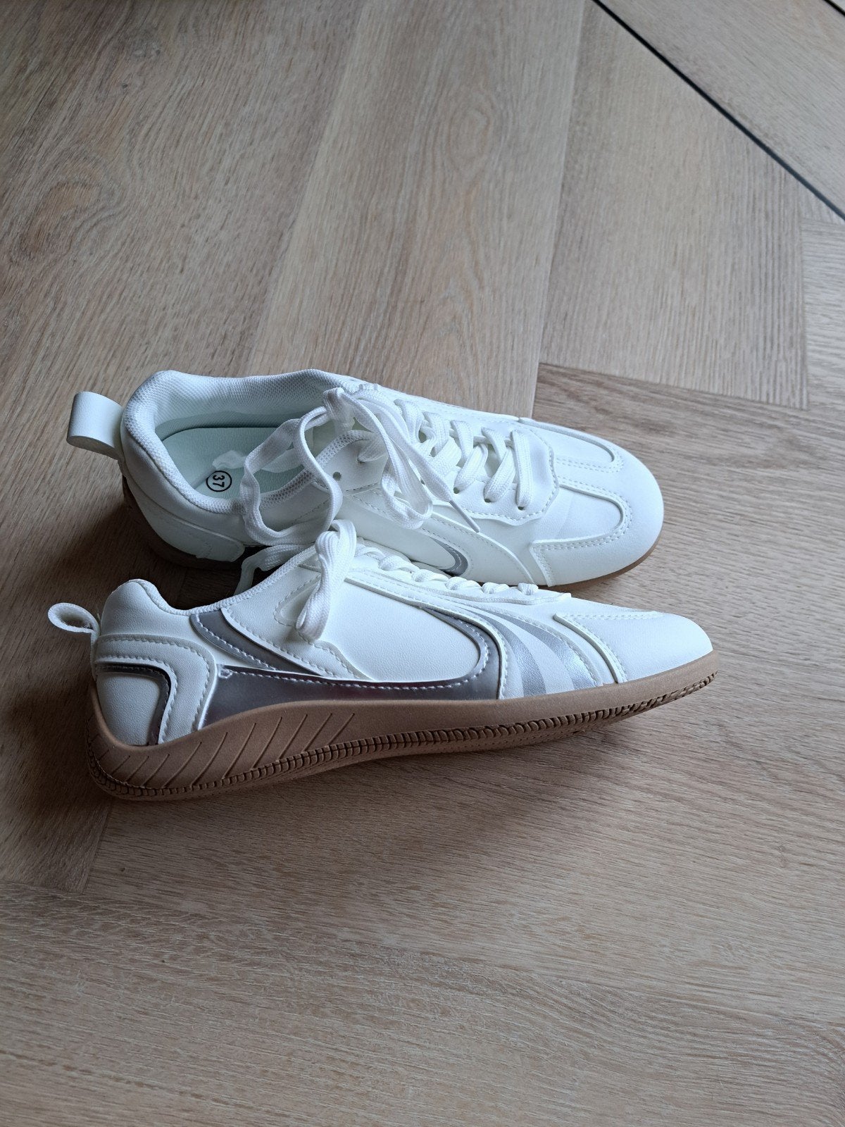 DAMES SNEAKERS MAAT 37 NIEUW WIT MET ZILVEREN STREEP, Ophalen of Verzenden, Nieuw, Wit, Sneakers of Gympen